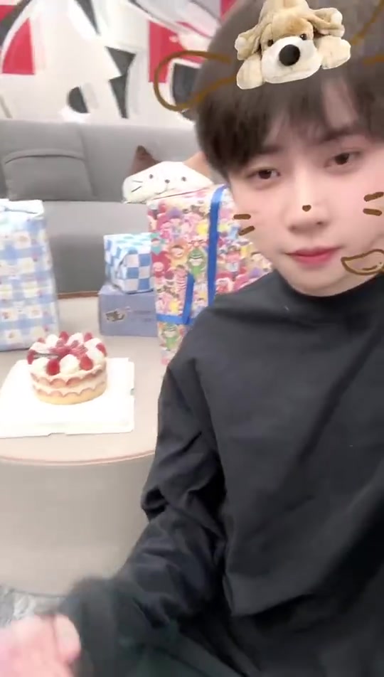 ag九游会亚洲真人第一品牌美颜别太过头了！Ale更新视频：六周年快乐 2025冲冲冲