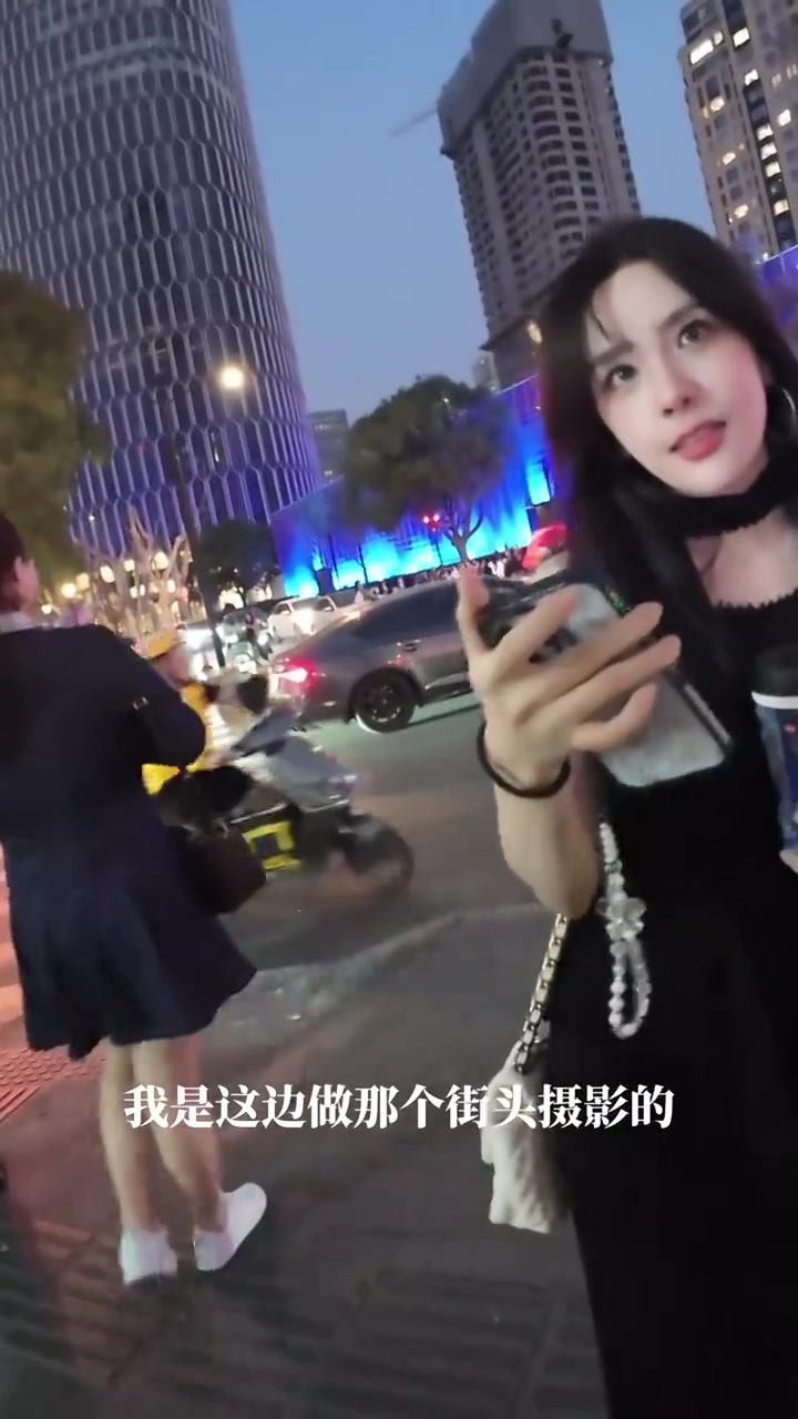 j9九游真人游戏第一平台这是真美女！LPL官方解说Rita被街头摄影师选中 邀请拍照