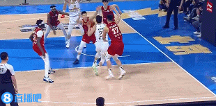 j9九游会官方登录我的天😱曾凡博补防下落磕破雷蒙额头 后者满脸是血下场处理