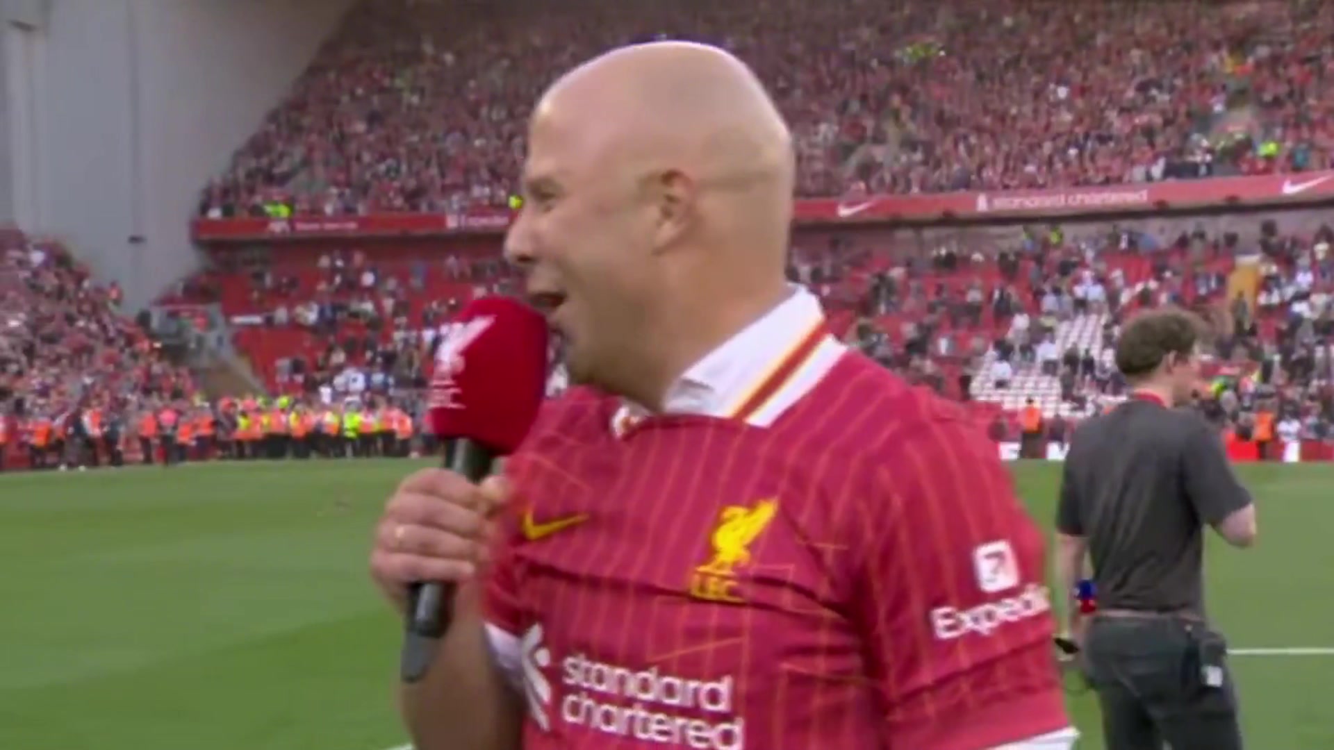 九游会j9官网真人游戏第一品牌投桃报李！克洛普退休前带头唱斯洛特之歌，今天斯洛特唱渣叔之歌