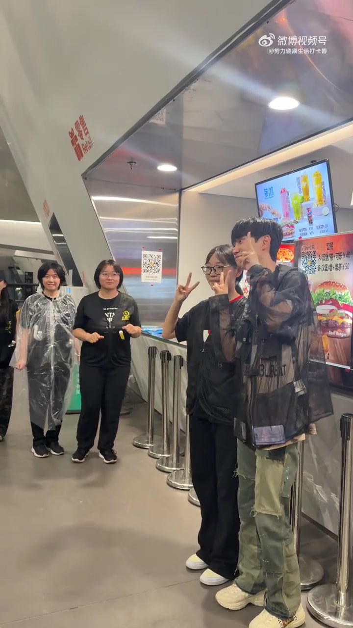 j9九游会老哥俱乐部交流这就是大主播！糖小幽分享：笑死 王心凌演唱会结束变成doinb粉丝见面会