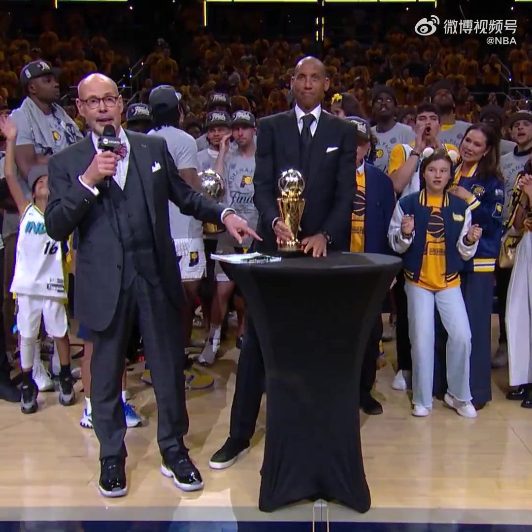 九游会j9官网真人游戏第一品牌传承！西卡当选东决MVP 球队名宿雷吉-米勒为其颁发拉里-伯德杯